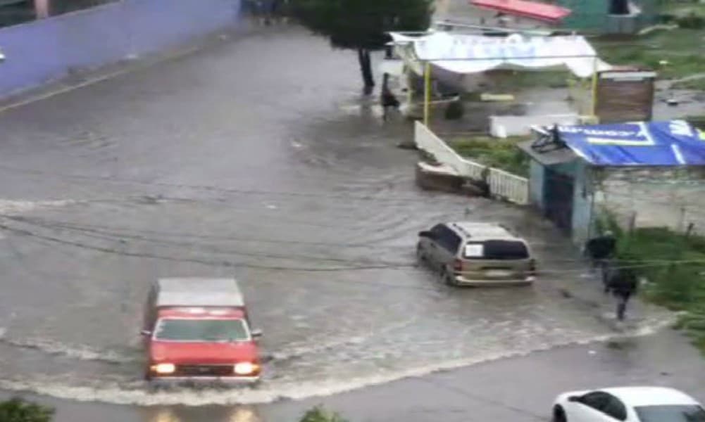 Tras fuertes lluvias se desborda río en Nicolás Romero, Estado de México