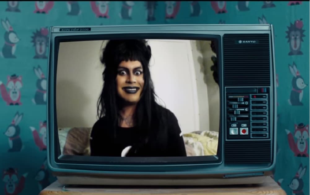 ¡Netflix lo hizo de nuevo! A través de sus redes sociales publicó un promocional la serie Dark en el que reviven un video viral de hace muchos años.