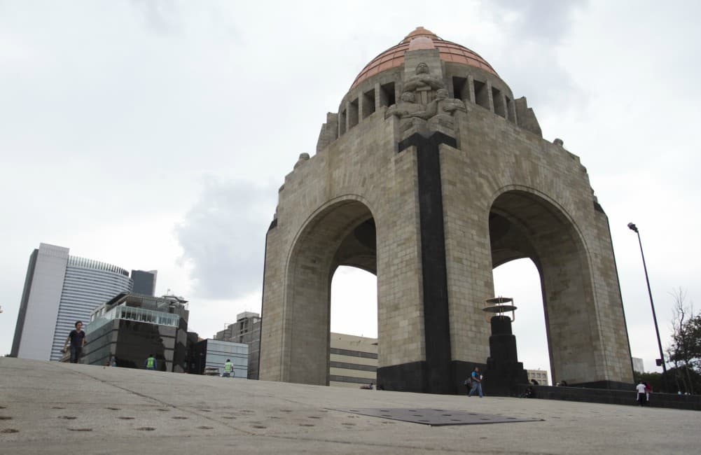 La tarde de este viernes 5 de enero un hombre quedó muerto en el Monumento a la Revolución tras caer desde la cúpula del recinto.
