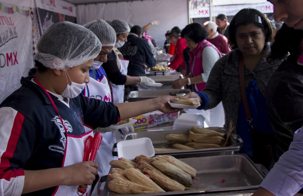 Para celebrar el Día de la Candelaria regalarán miles de tamales en el Zócalo de la Ciudad de México, así como atole de varios sabores.