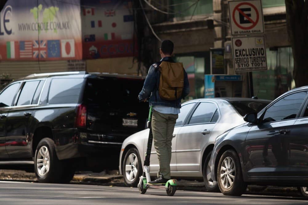 Proponen multas a usuarios de bicis y patines sin anclaje que estorben