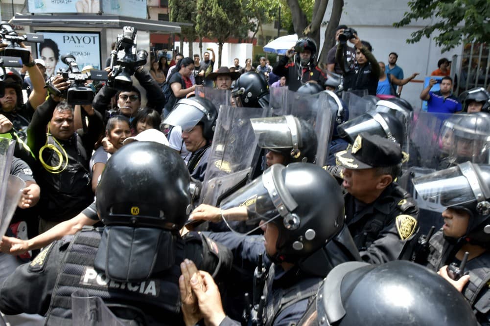 Se registra riña con la policía durante desalojo en la Juárez