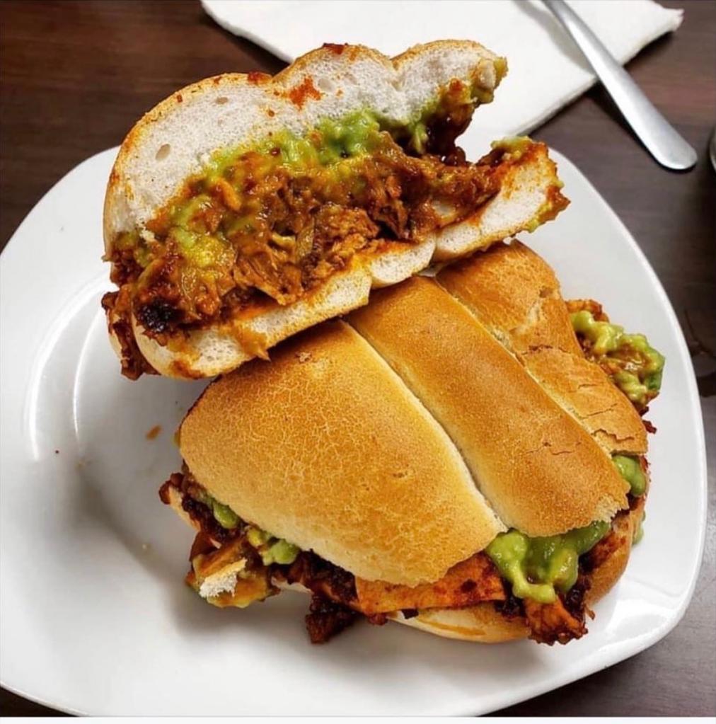 Torta de pavo adobado preparada en El Rey del Pavo, negocio histórico del Centro de la Ciudad de México.