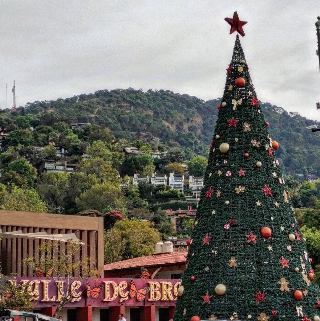 Valle de Bravo es uno de los pueblos mágicos navideños que debes visitar esta temporada. Foto: @valledebravomx