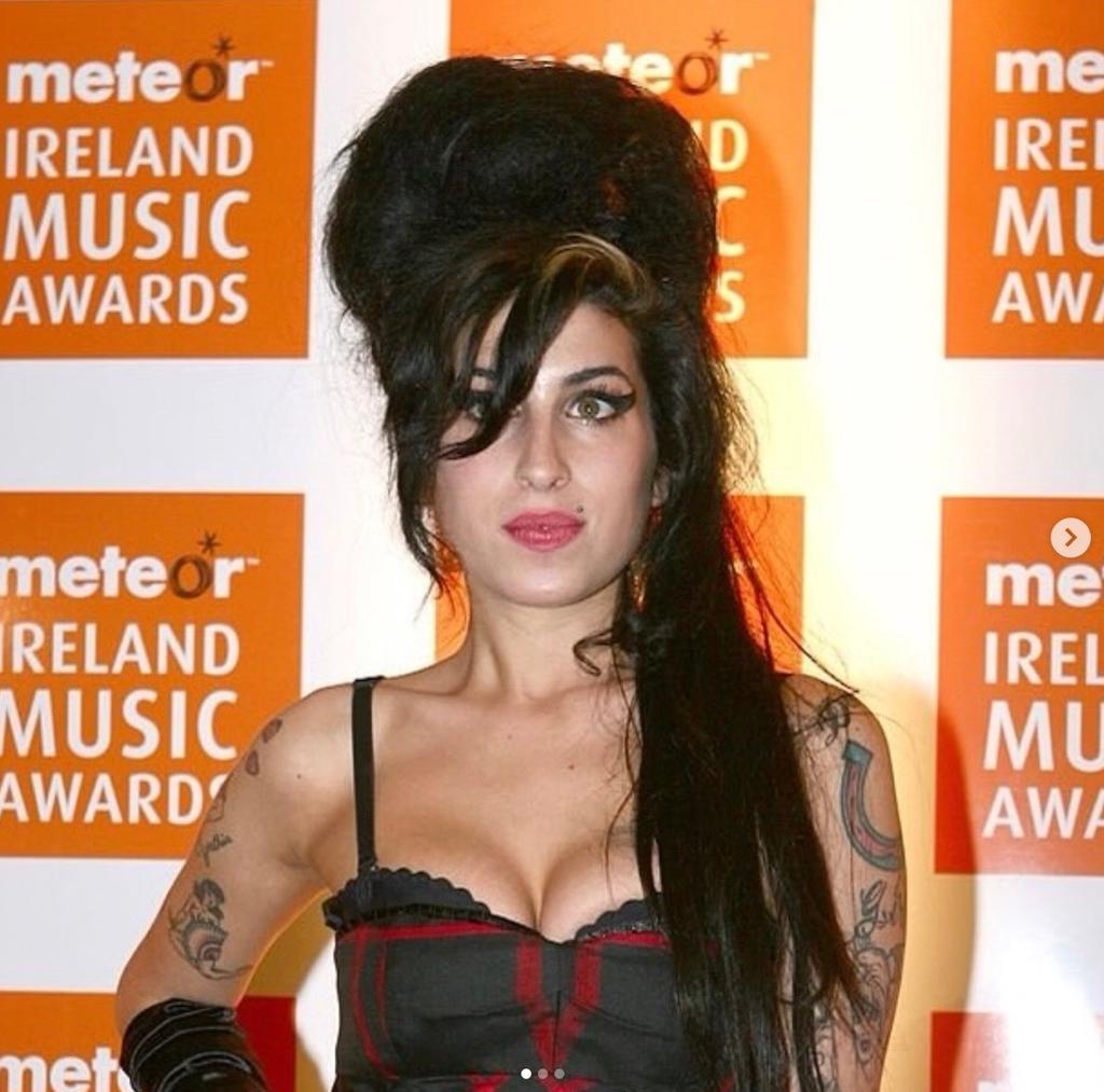 Concierto homenaje a Amy Winehouse al aire libre en Chapultepec, con música en vivo y ambiente nocturno en la CDMX.