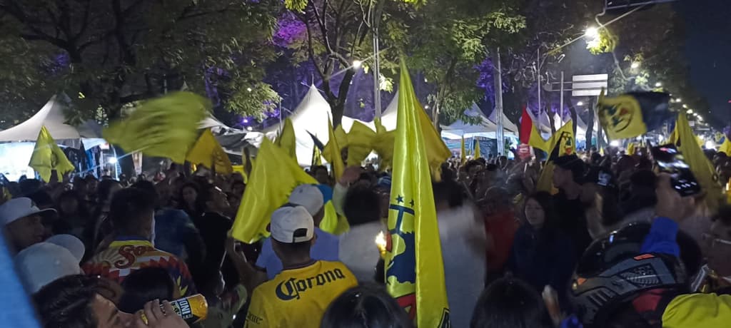 El Ángel de la Independencia se pinta de azul y crema por el campeonato del América | Foto: @espartanasmx