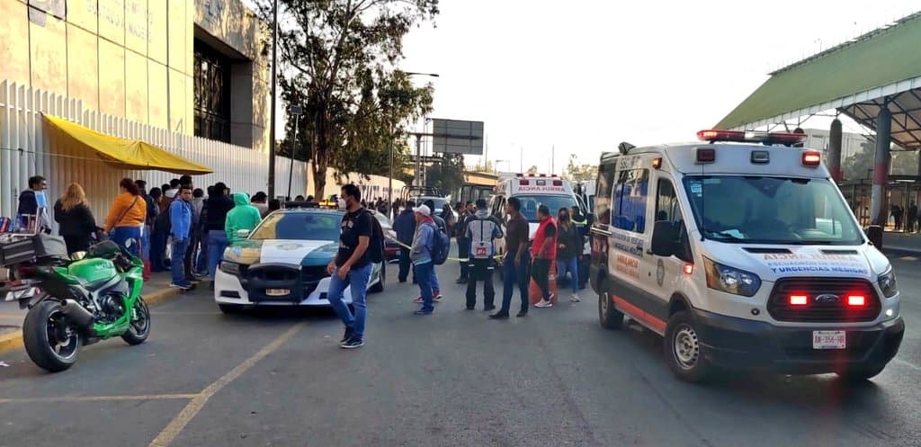 auto arrolló a tres personas