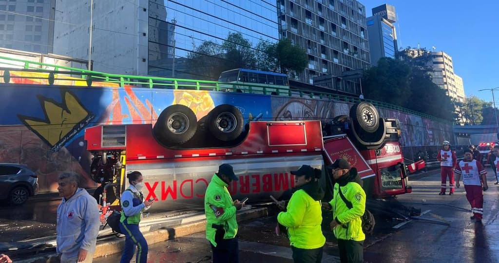 Vuelca camión de bomberos en CDMX