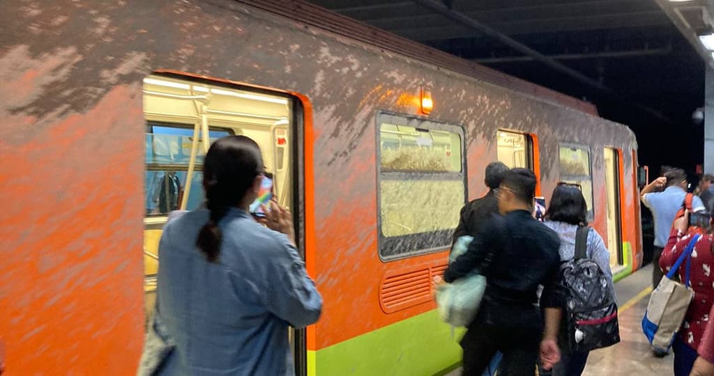 Filtración provoca caída de lodo sobre tren de la Línea 12 del Metro de CDMX