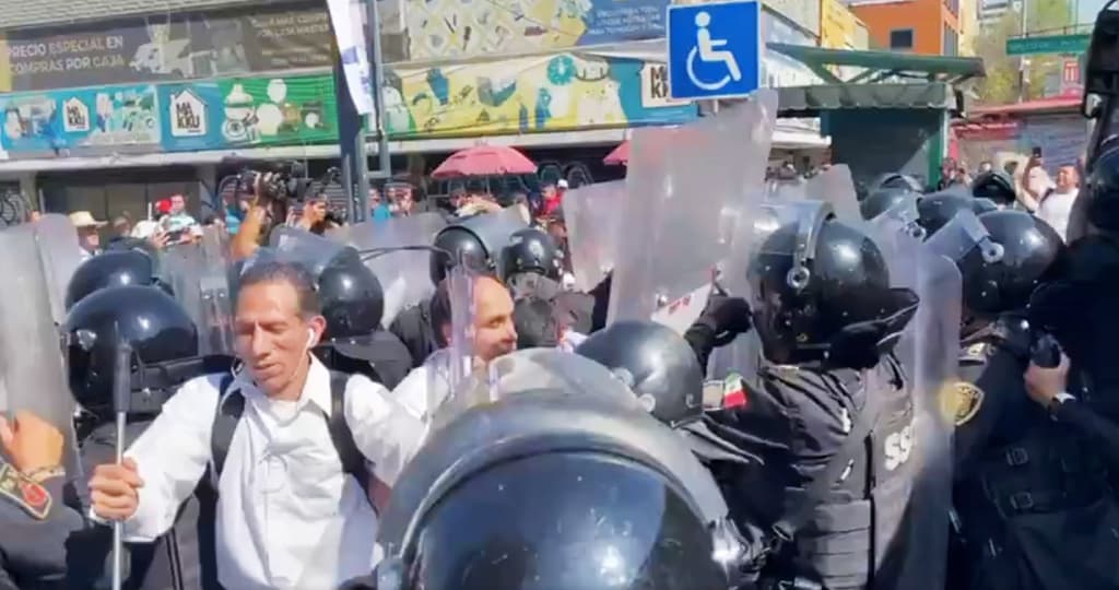 Policía reprime marcha de personas ciegas en CDMX
