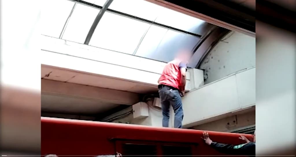 usuario en el techo del metro