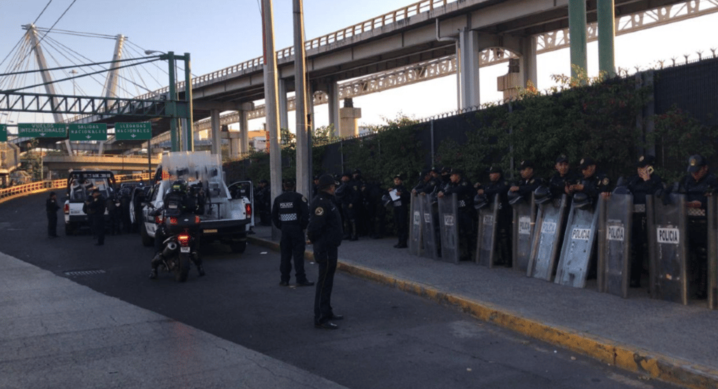Federales protesten en el AICM
