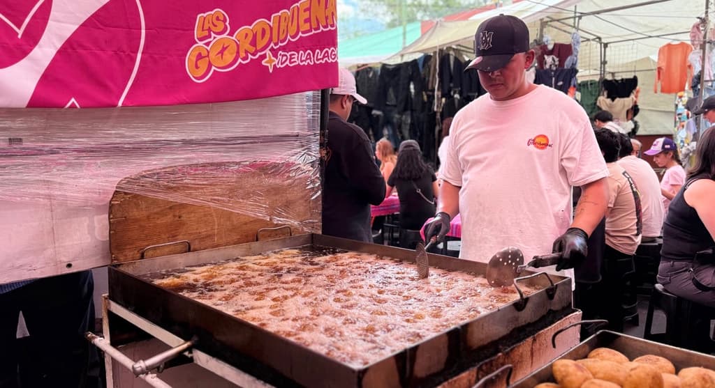 Comal con aceite hirviendo en el un puesto de La Lagunilla | Foto: Liz Basaldúa