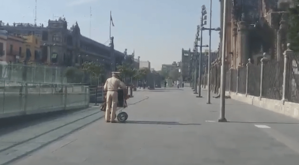 organillero tocaba en el Zócalo