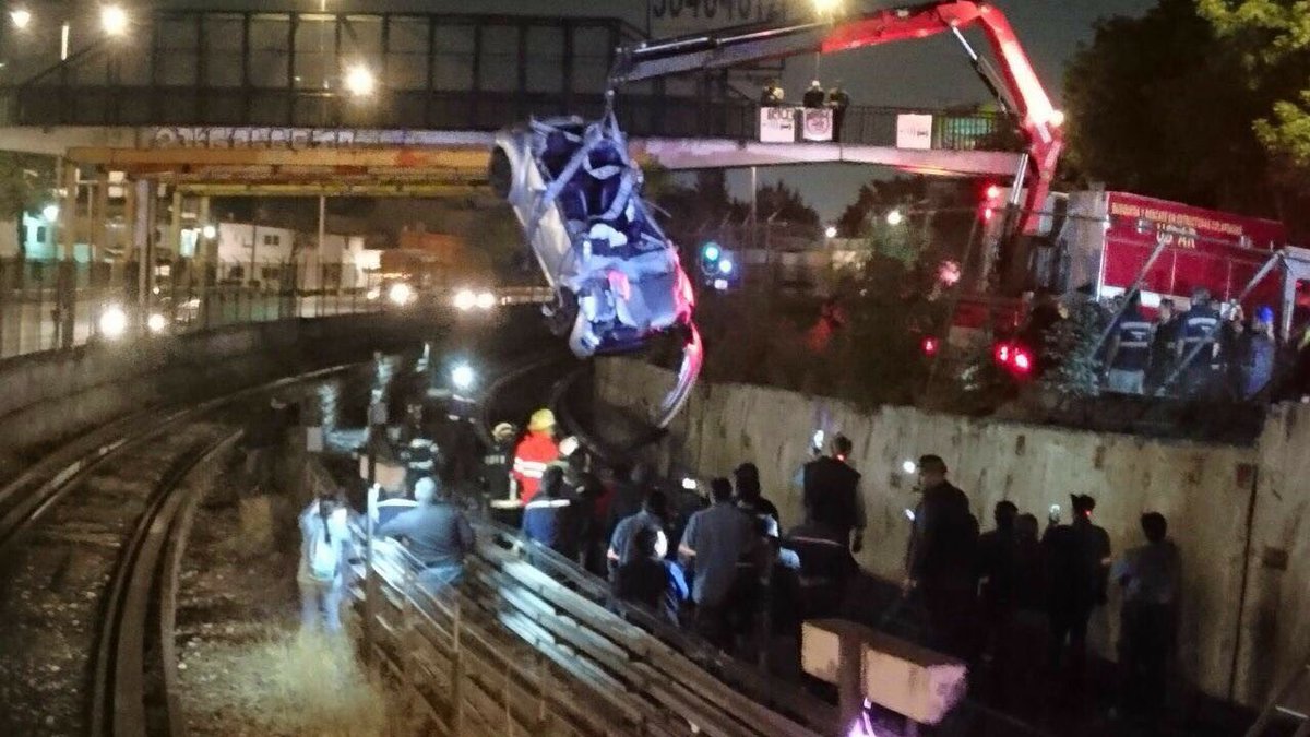 La volcadura de un auto en la Línea 5 del Metro dejó a una mujer y dos hombres lesionados