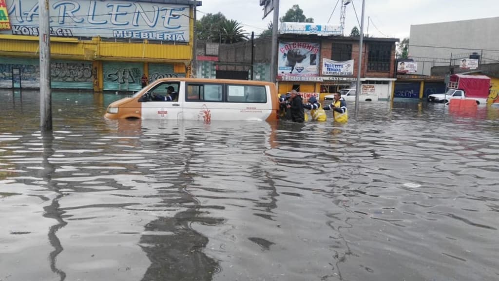 inundación en Calzada Ignacio Zaragoza