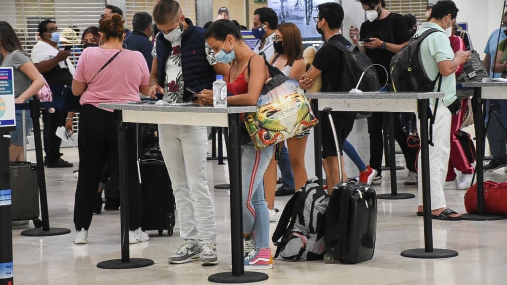 Multa por usar el celular en el aeropuerto