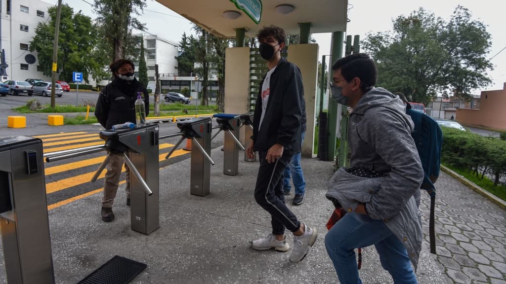 clases presenciales en semáforo rojo