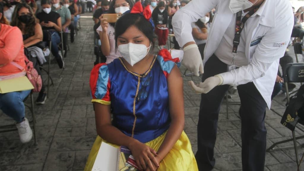 vacunación de jóvenes en Xochimilco
