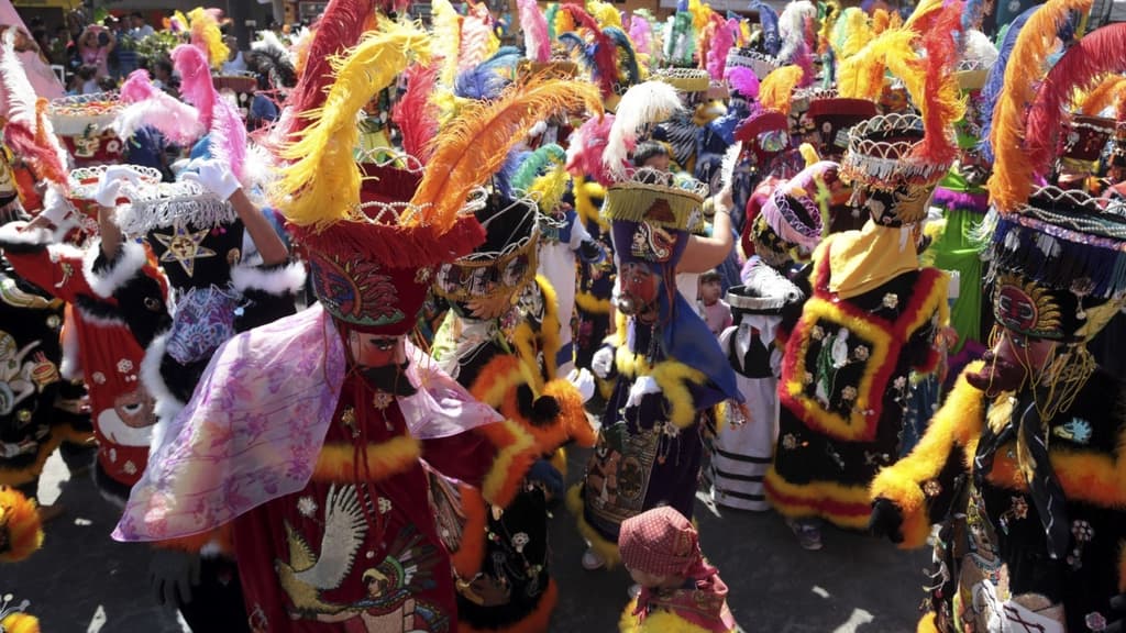 desfile de chinelos y huehuenches en el Zócalo