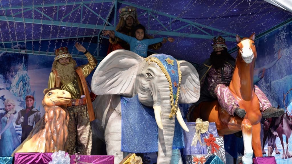 romería navideña en el Monumento a la Revolución