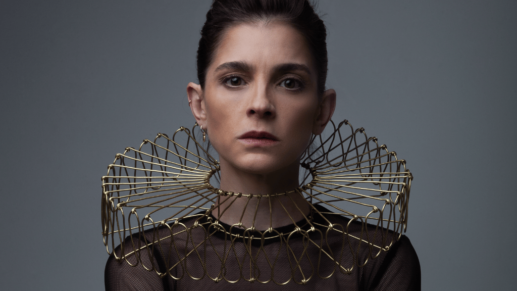 Irene Azuela Hamlet Mujer