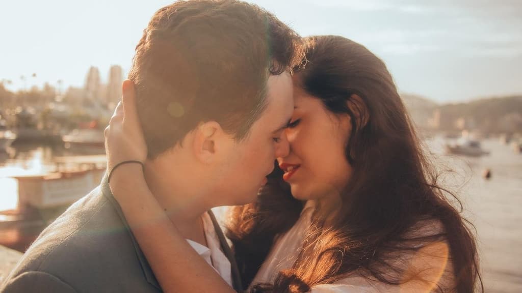 10 canciones perfectas para el Día Internacional del Beso.