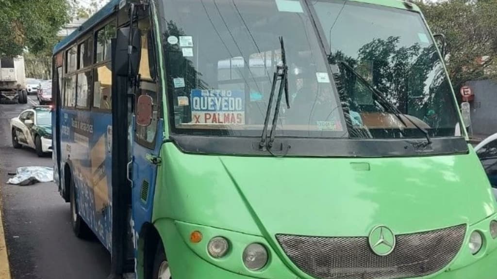 hombre murió atropellado al caer del transporte