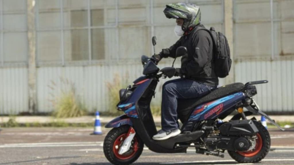 motocicleta para venderla en redes sociales