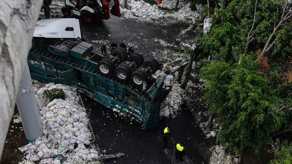 tráiler cayó del distribuidor vial Heberto Castillo