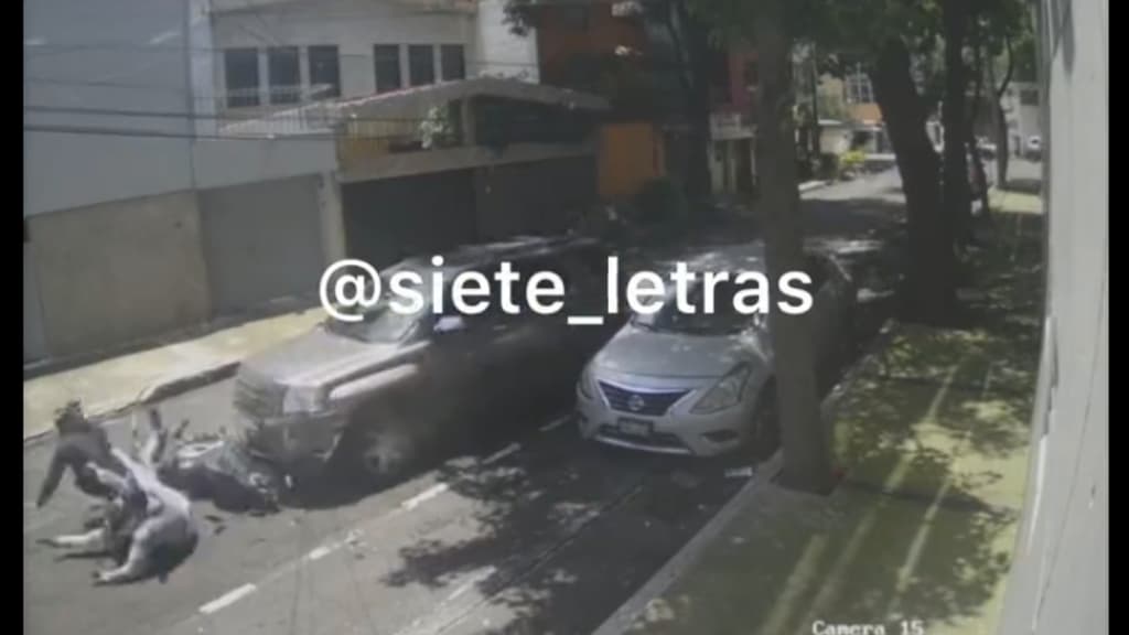 atropelló a asaltantes