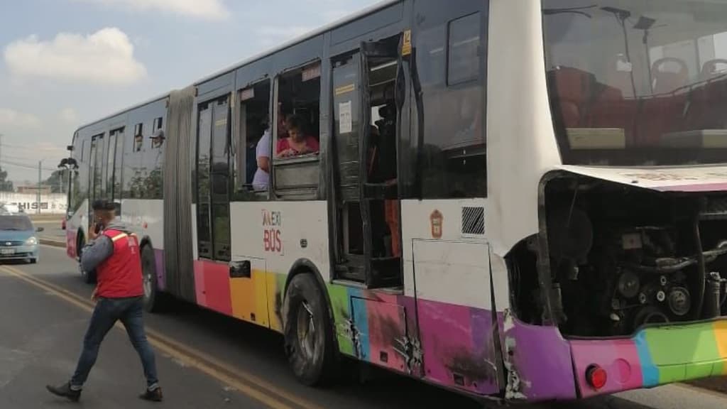 tráiler chocó contra un Mexibús