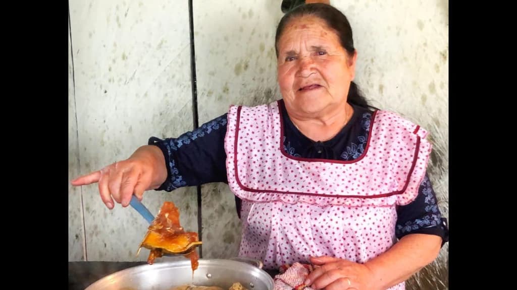 Doña Ángela es la abuelita mexicana con el canal de cocina más visto en YouTube