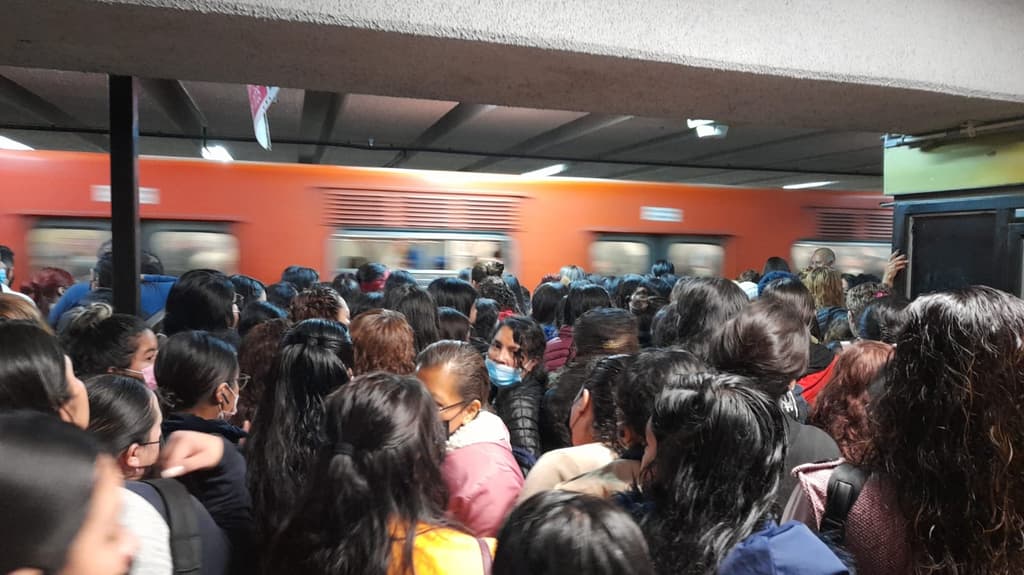 celular en las vías de la Línea 3