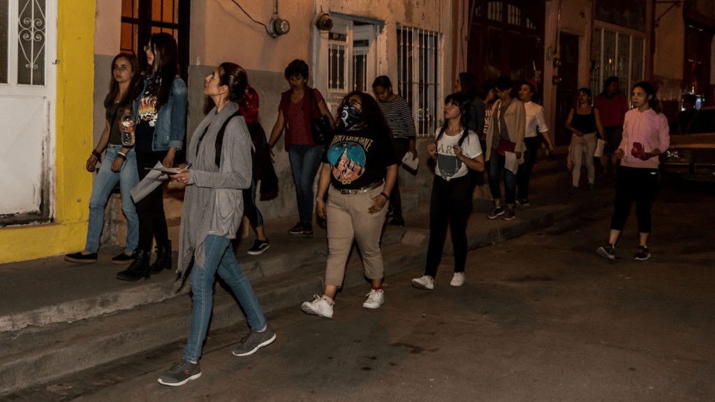 caminata nocturna mujeres