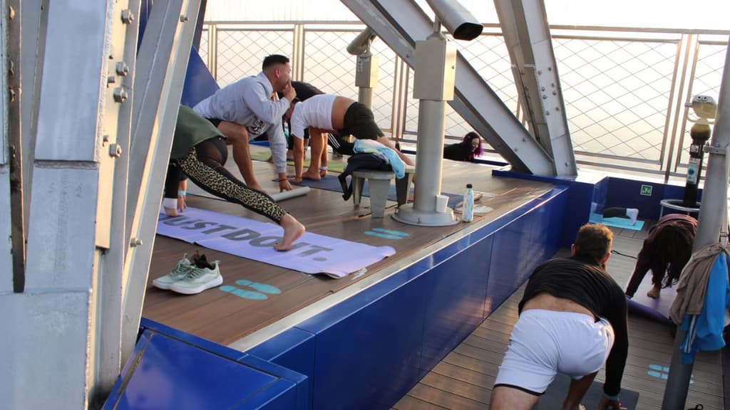 Clase de yoga en la Torre Latino.