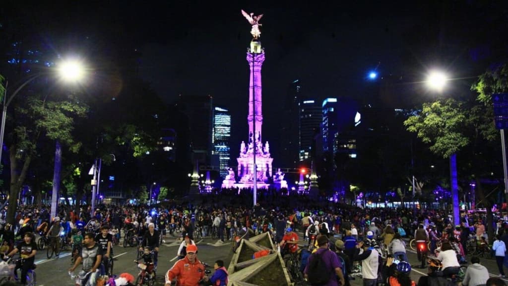 Paseo ciclista nocturno en CDMX