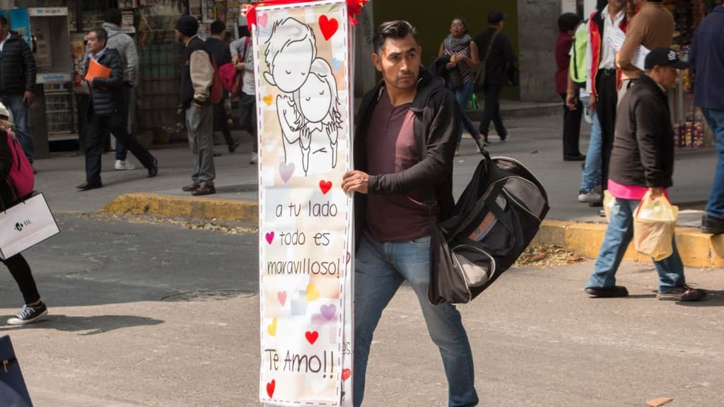 Historias felices y tristes en San Valentín de los chilangos.