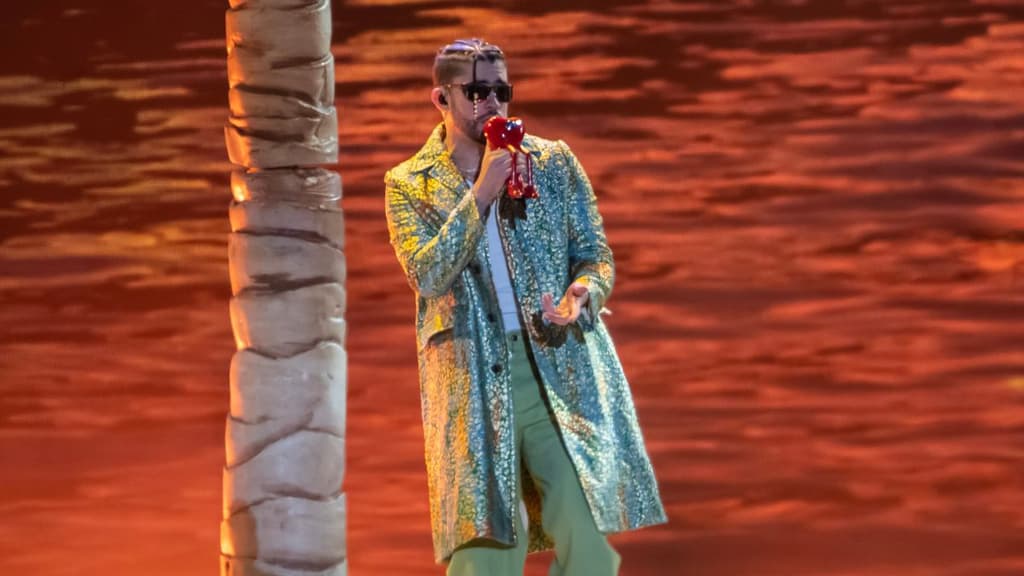Bad Bunny consigue la primera portada en español de la revista Time.