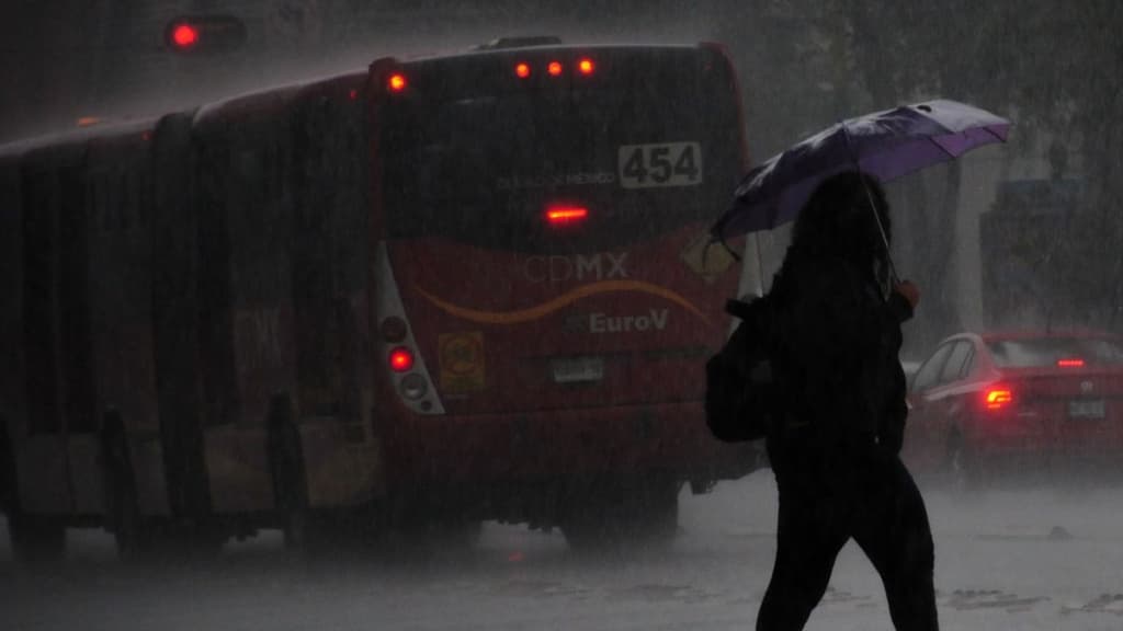 Se registra lluvia intensa, fuerte granizada y encharcamientos en la CDMX.
