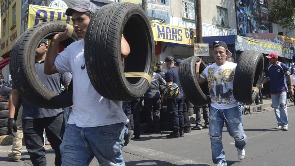 Multa por reparar autos en la calle en CDMX.