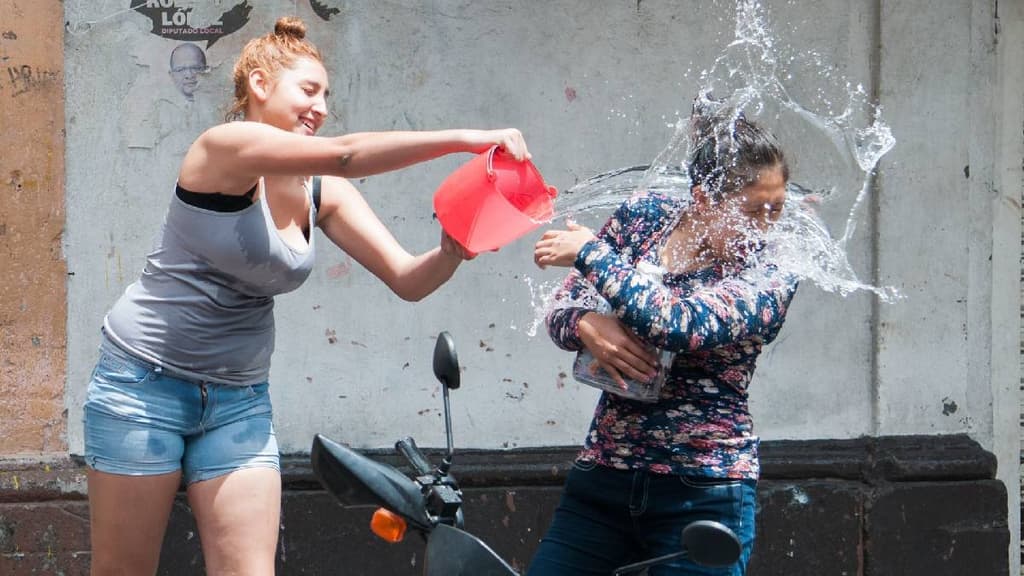 Multa por tirar agua en CDMX