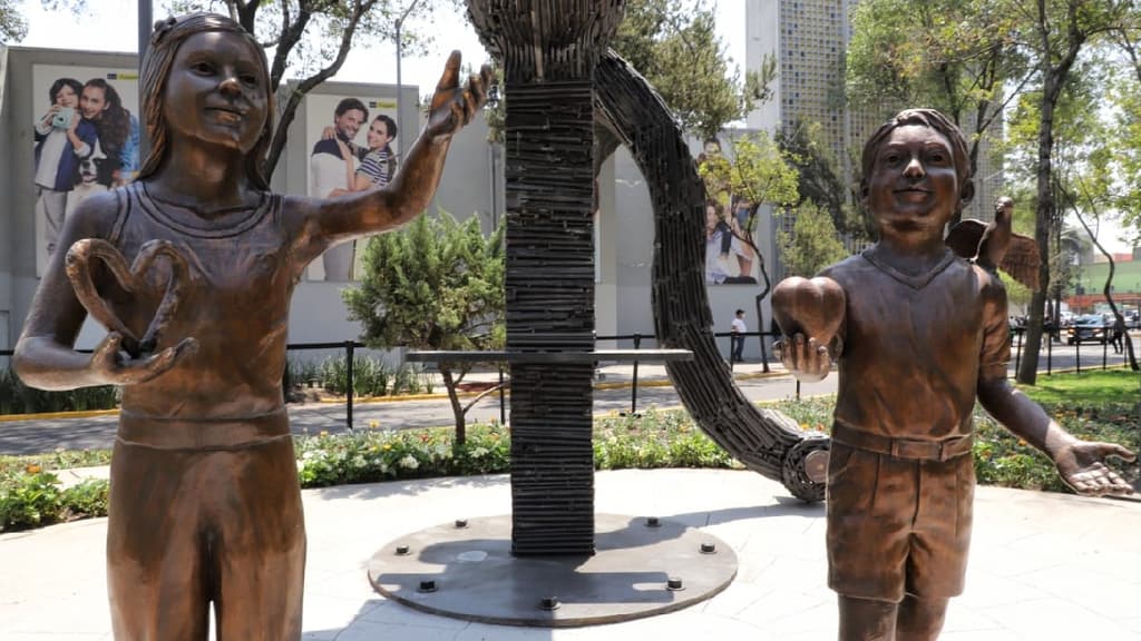 Escultura hecha con armas