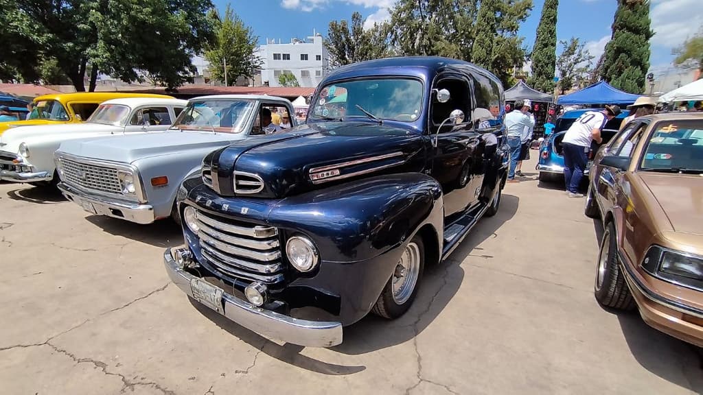 Reunión de autos clásicos en CDMX.