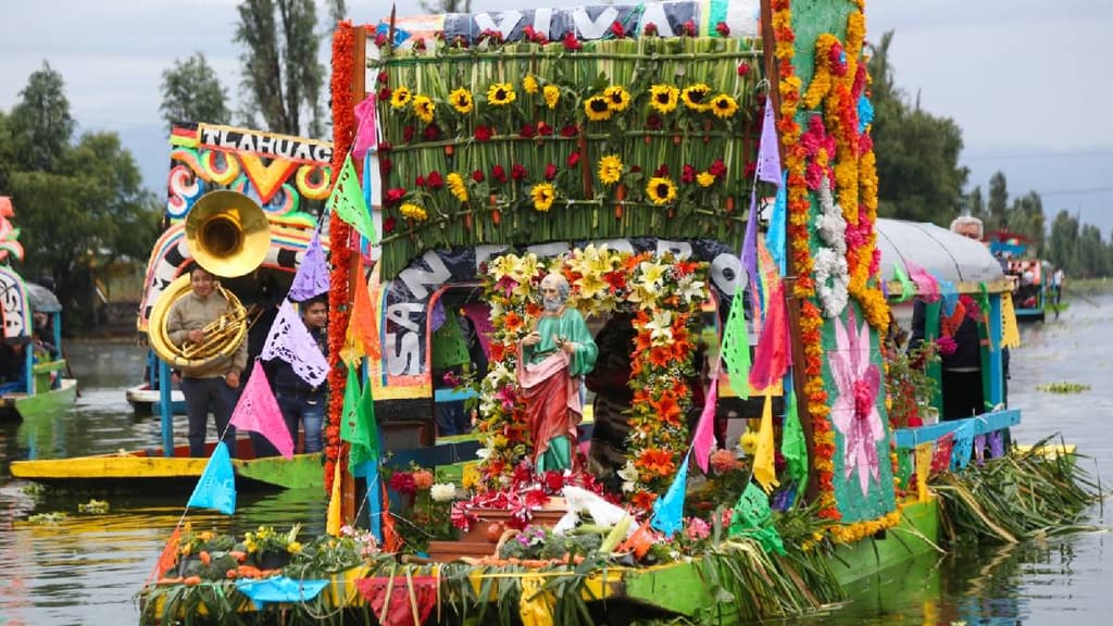 Procesión de trajineras en CDMX