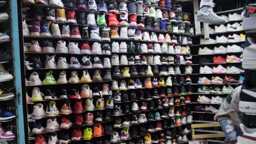 Tianguis de tenis en CDMX.