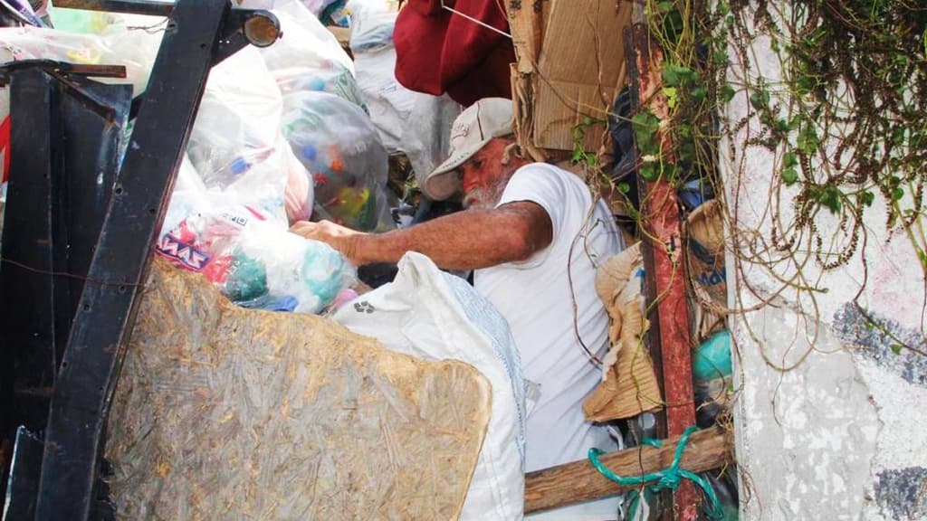 Profesor de la UNAM que vivía en la basura