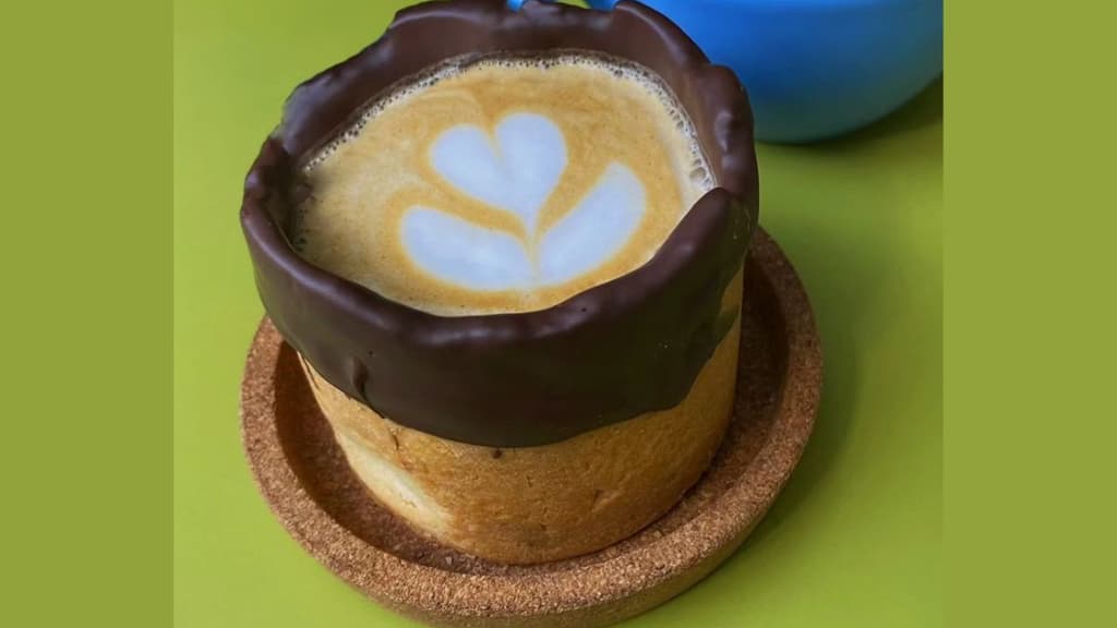 Deseo Café y su café en vaso de galleta.