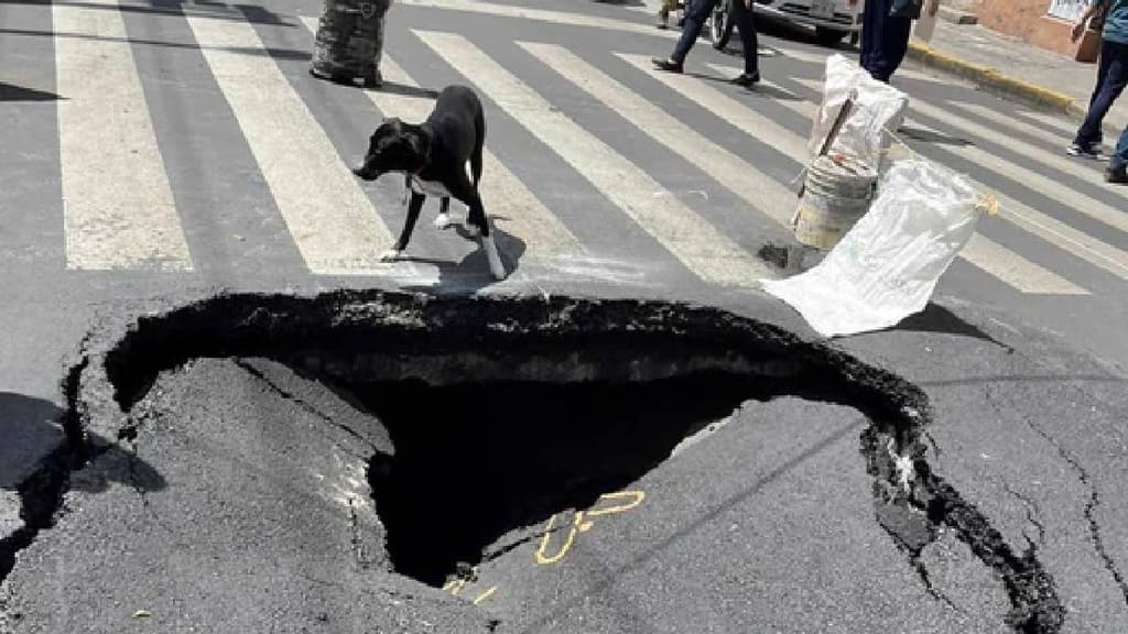 socavón en la colonia roma