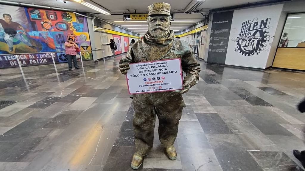 Don Ferro Ferrocarrilero es la estatua viviente que recorre el Metro de CDMX